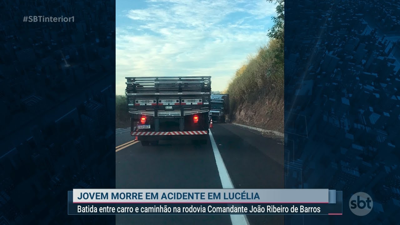 corridas de carros esportivos na estrada de asfalto com cerca azul e sinal  de tráfego de