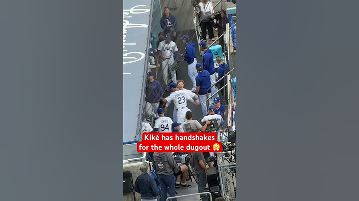 Kiké Hernández has handshakes with everyone in the Dodgers dugout 🔥