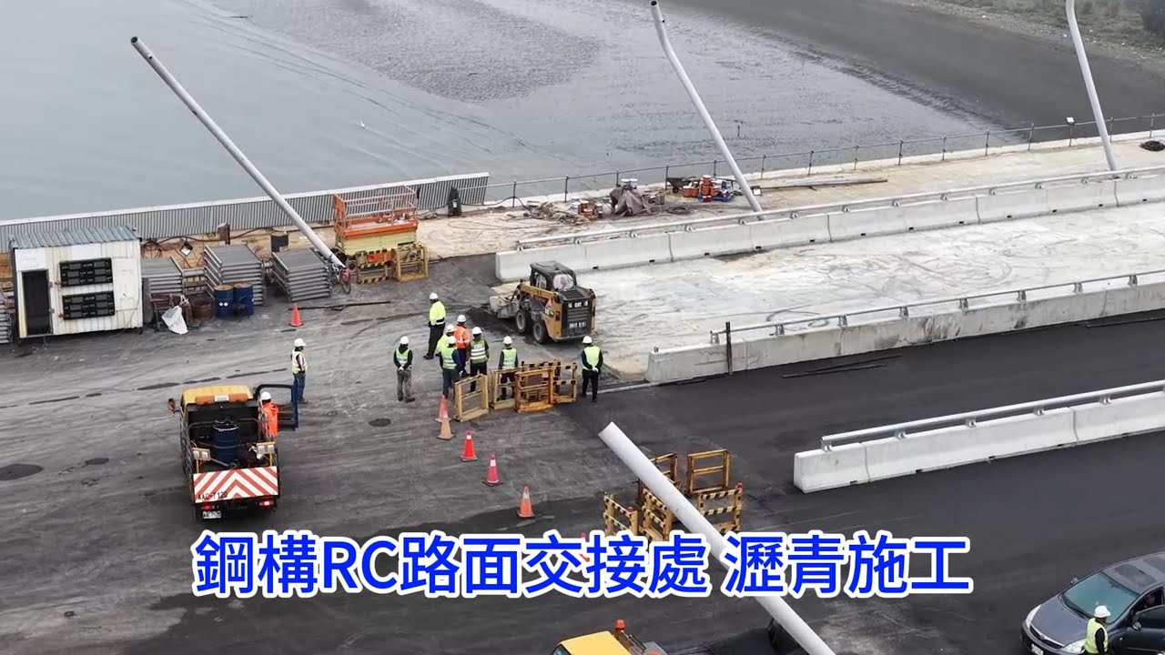 2026年2月5日 淡江大橋工程 淡水橋頭 漁人碼頭匝道施工 河中段 航道標示牌吊掛 大橋出入口輕軌前期施工 概況觀察 4K