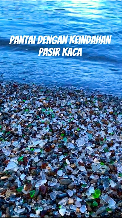 pantai yang penuh dengan pecahan kaca cantik