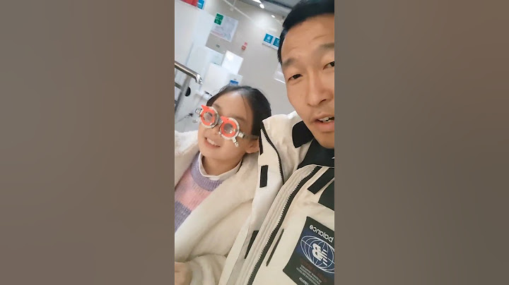 这么小都近视了咋办呀，小朋友们别看那么多手机了。#玩手机会导致近视吗 #记录真实生活 #影子组合 #馨馨张凯的女儿