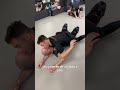 Haz esto para controlar sus brazos desde la montada en jiujitsu