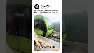 Durakta Metro Bekleyen Gençler Bir Bilginin Doğruluğunu Test Etmiş 😀 Resimi