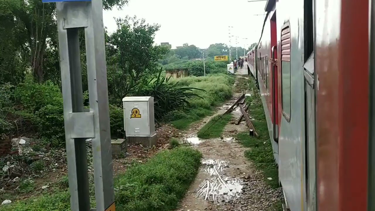 01060-godan-express-entering-mariahu-station-and-having-rush-on-station