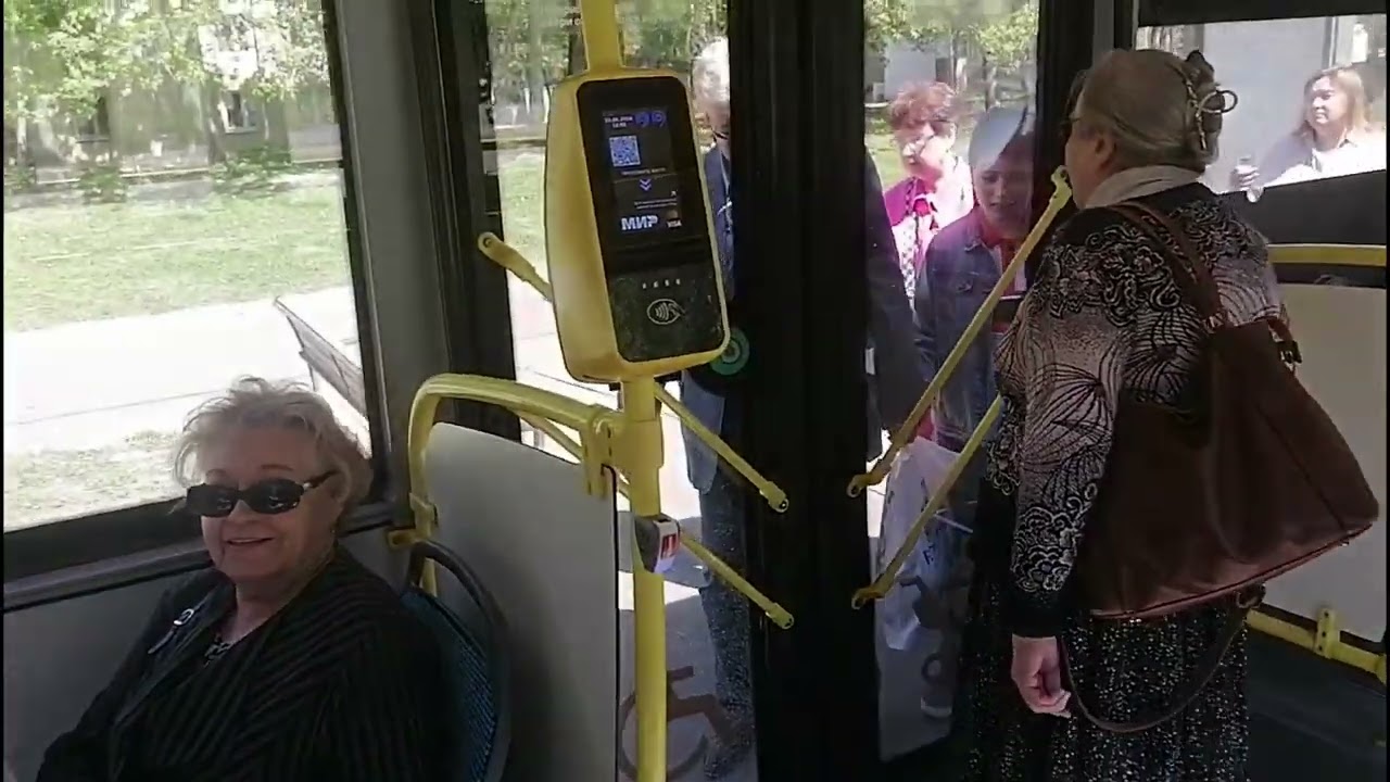 Неадекватная контролерша ГКУ в 295 автобусе. Отказ предъявлять удостоверение, угроза полицией.