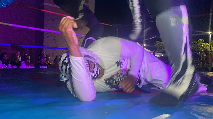 Topp Gunn vs Aaron Kaiser vs Great Tiger