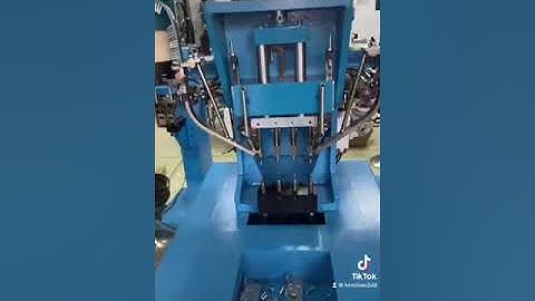 Riveting machine for pallet collar hinge