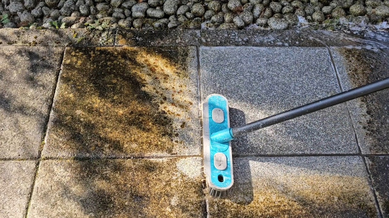 Flechte, Schwarzalge & Moos mühelos entfernen von Terrassen, Terrassenplatten, Balkon, Gehwegplatten