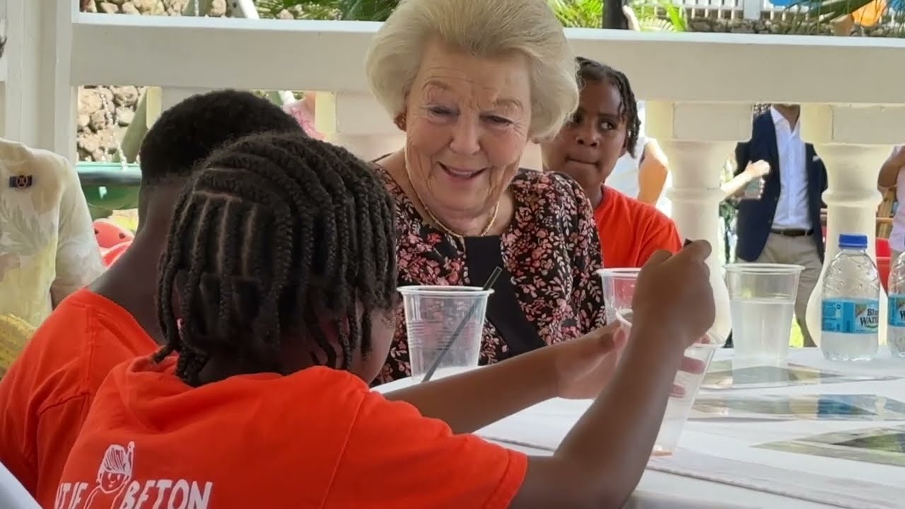 Beatrix op Saba: in gesprek met kinderen en ze zoent oude bekende... Of niet?