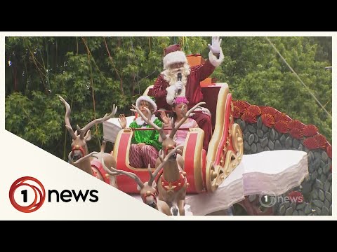 Return of auckland santa parade attracts thousands