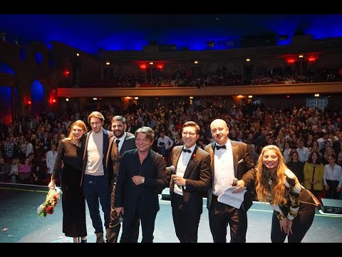 PREMIJERA “TOME” U ČIKAGU: Ovacije za Bjelogrlića i glumce, 2,000 ljudi horski pevalo Tomine pesme!