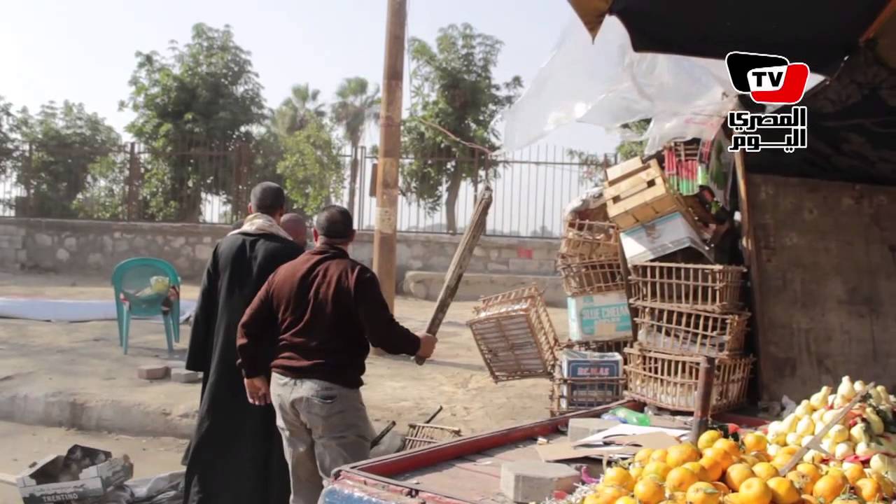 شجار عنيف بين بائع فاكهة والشرطة أثناء حملة إزالة
