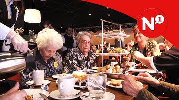 Eenzame ouderen genieten van high tea