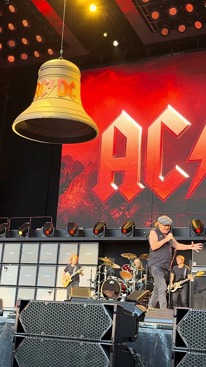 🎤⚡ AC/DC prove age means nothing – Brian Johnson sounds like a young god of metal #ACDC #AC/DC