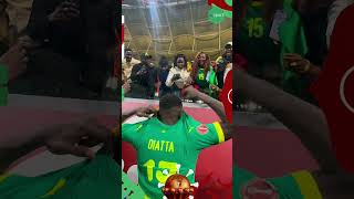 Mme Diatta qui récupère tous les maillots de Krépin Diatta ☺️ #CAN2025 #wiwsport
