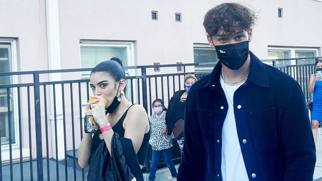 Dixie D'Amelio calls herself a psycho to a fan | Hollywire