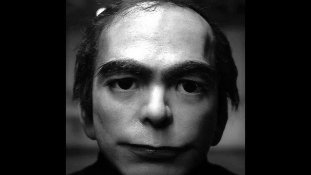 Блики на лице. Челик который снится во сне. Это лицо которое. Люди которые снились всем. Ли тцу.