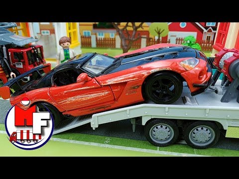 Polisi sedang menyelidiki kejahatan. Mobil untuk anak-anak