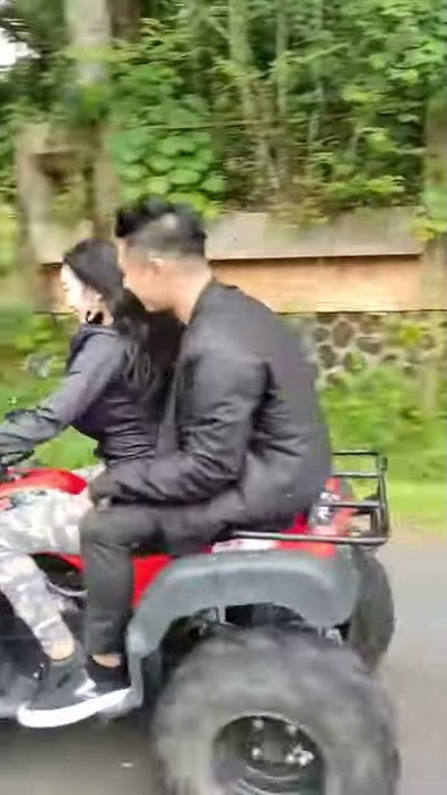 Monica Belajar Naik APV