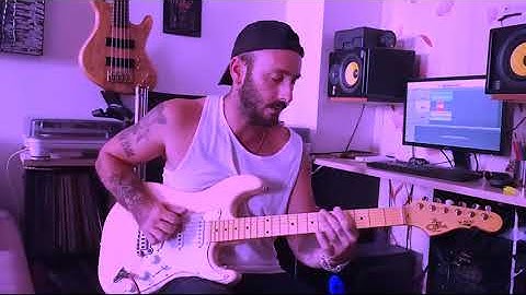 Jeremy Ellis performs on MASCHINE MIKRO Feat Paco records Jr. on Bass/Guitar