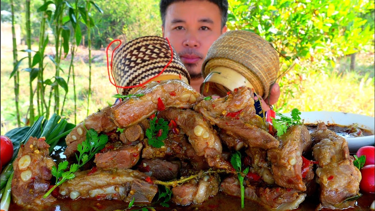 ซี่โครงหมูอ่อนใต้น้ำพริกแกงสดหอมๆข้าวเหนียวร้อนๆ