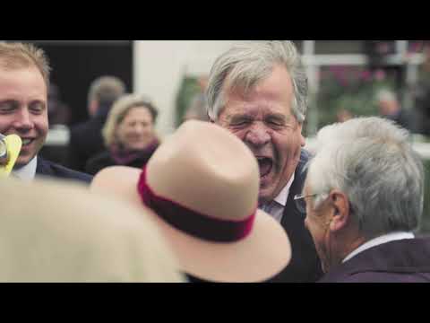 Video: Michael Stoute Nettowaarde: Wiki, Getroud, Familie, Trou, Salaris, Broers en susters