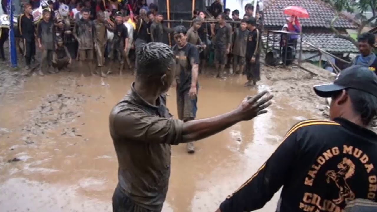 Atraksi kuda lumping kalong muda