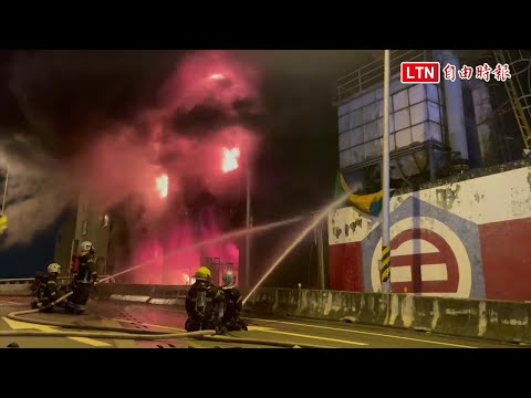 台南仁德工廠暗夜狂火 大批消防人車灌救