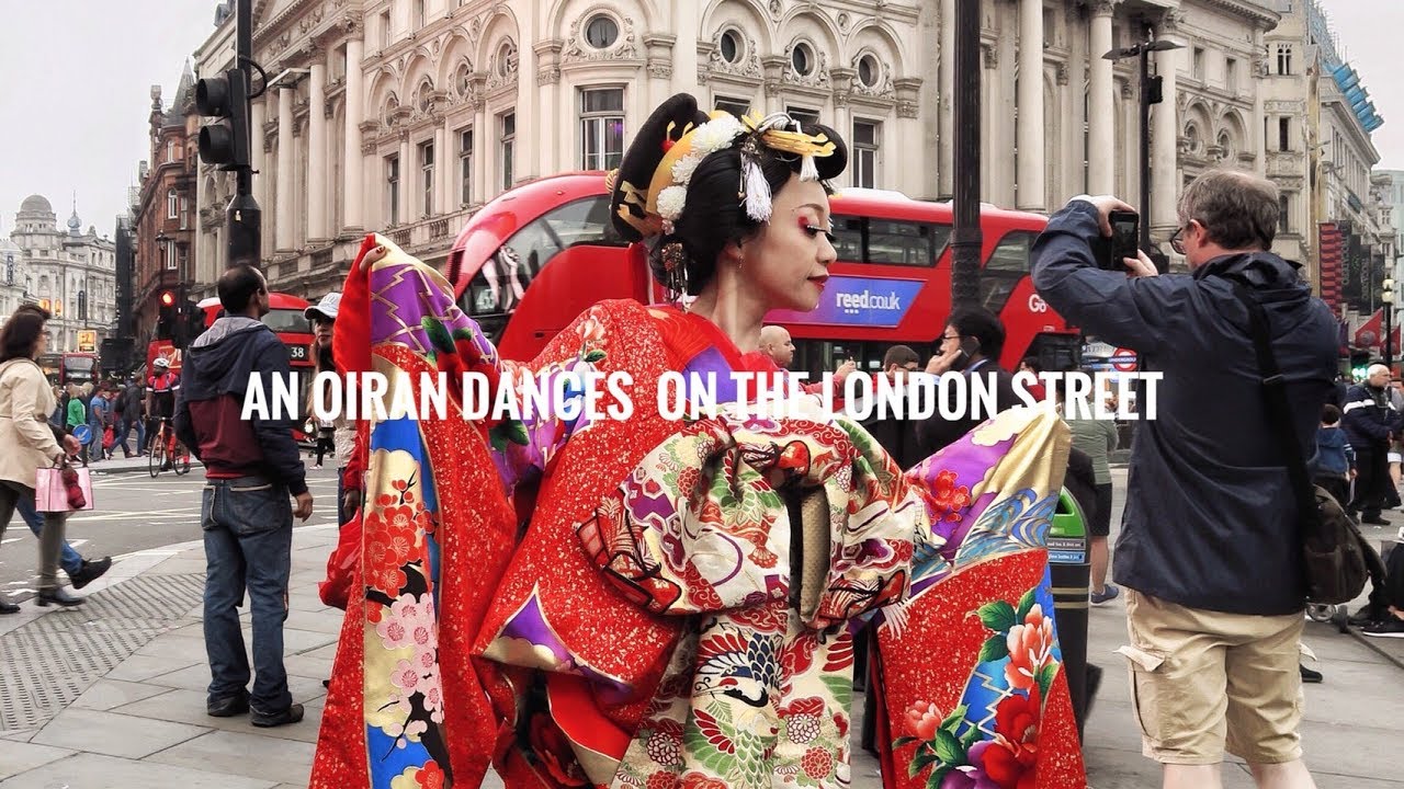 世界花魁道中 In London An Oiran Dances On The London Street In Front Of The Natural History Museum Youtube