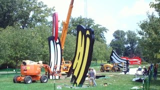 Roy Lichtensteins Five Brushstrokes Installation Time Lapse