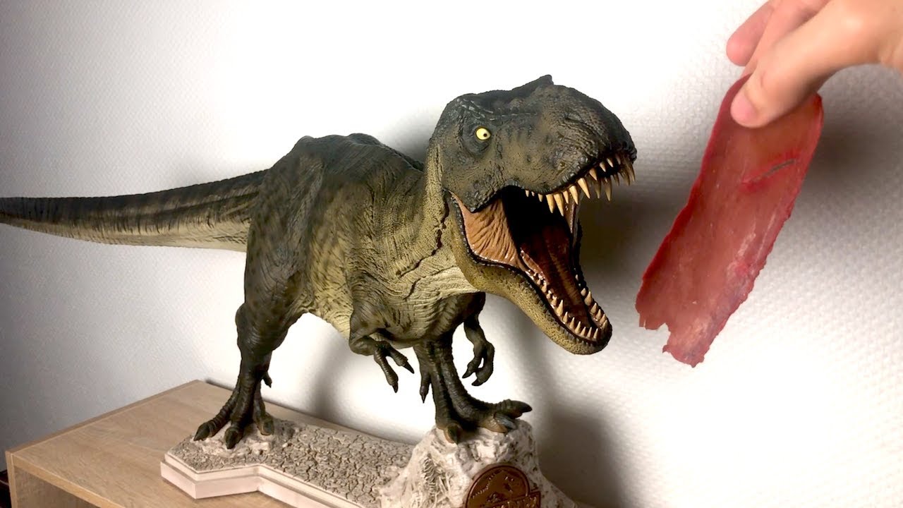 JE DONNE A MANGER AU T-REX