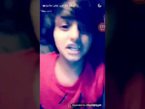 نوفي يجلس في حضن واحد