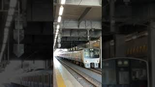 811系電車8両編成　非リニューアル編成　博多駅7番のりばを発車