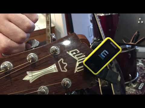 فيديو: كيفية ضبط الغيتار الصوتي باستخدام موالف