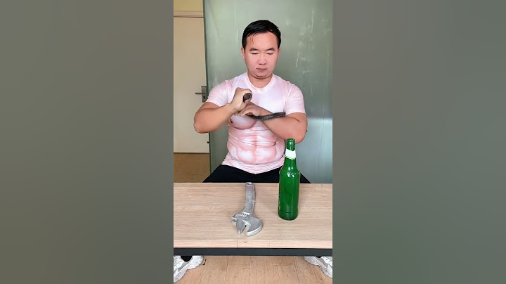 中国气功：猛男徒手掰弯钢筋A strong man bends steel bars with his bare hands