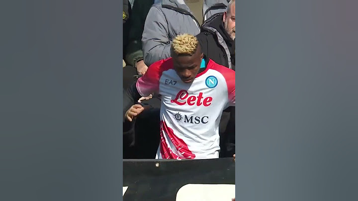 Osimhen hits opposition fan during warm-up and goes over to apologise 🙏 #shorts