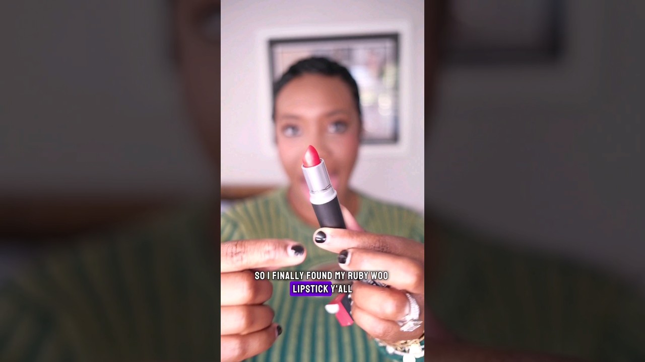 Помада MAC Ruby Woo против Ruby New Velvet Blur 