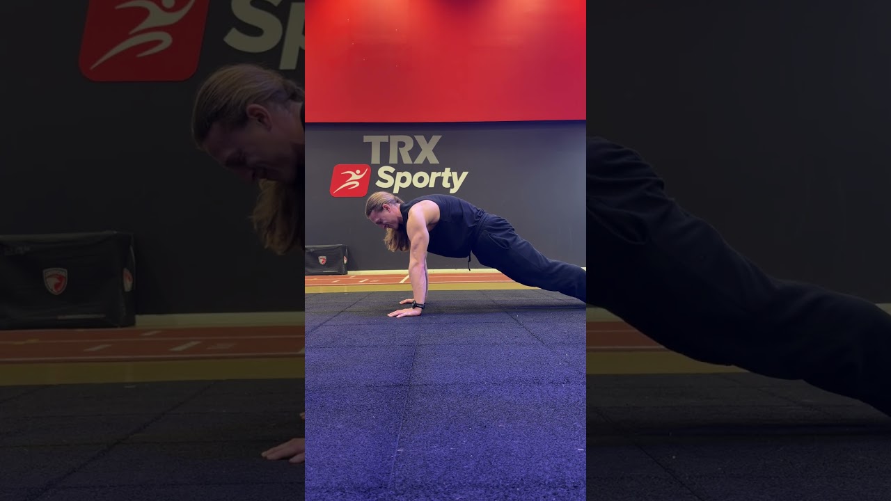 Straigth arms plank from depression to elevation 1'' each position (floor)