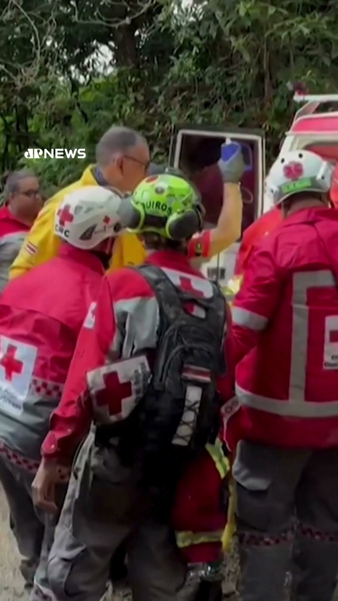 Socorristas evacuam único sobrevivente após queda de avião matar cinco na Costa Rica #shorts