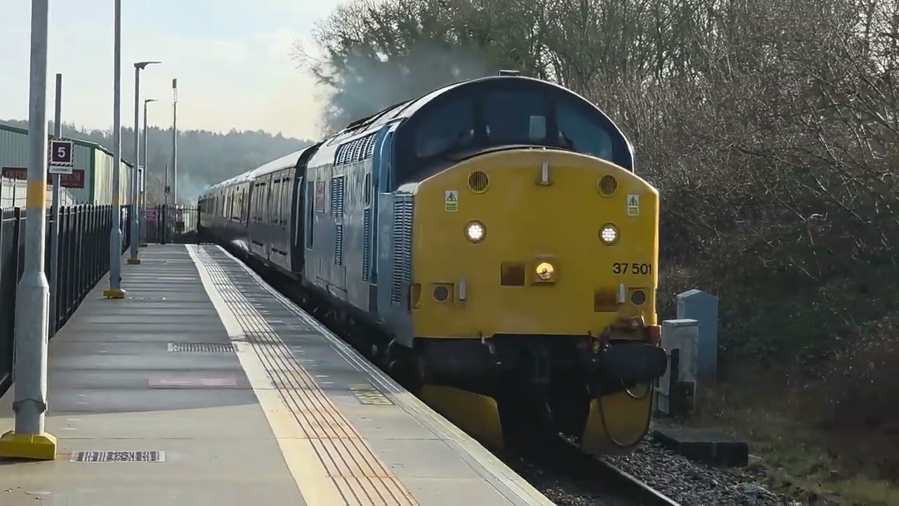 37501 drags 458529 past Hanborough with 37512 5Q94 Wimbledon to long marston 16/01/26