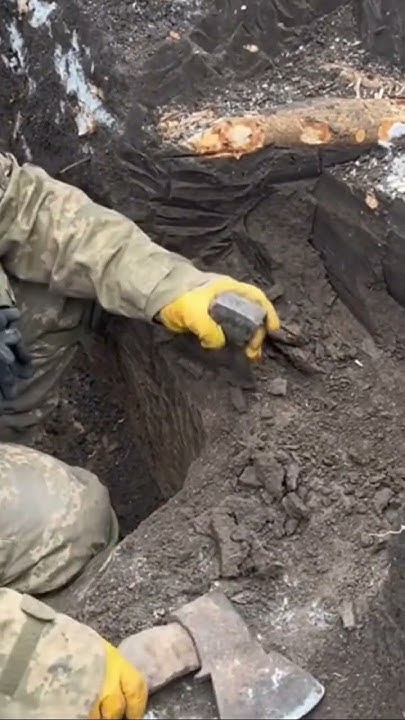 Копає воїн окоп🇺🇦 - YouTube