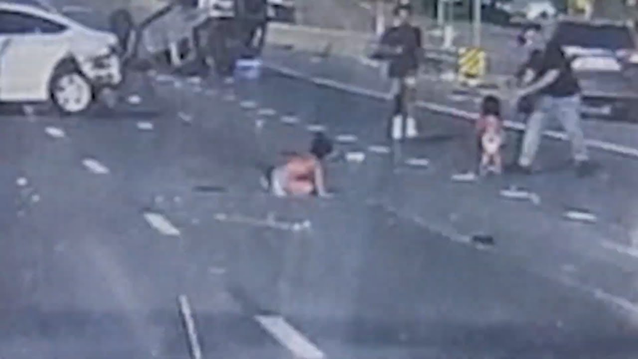Video shows 2 toddlers on highway after being ejected from