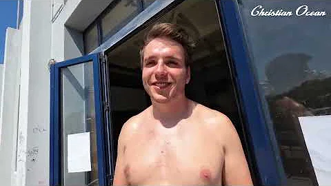 Dykning i en trosa: Ung australisk kille imponerar