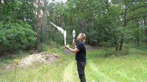 3 Club butterfly Juggling Patern I 1 Minute Monday I Modern Juggling