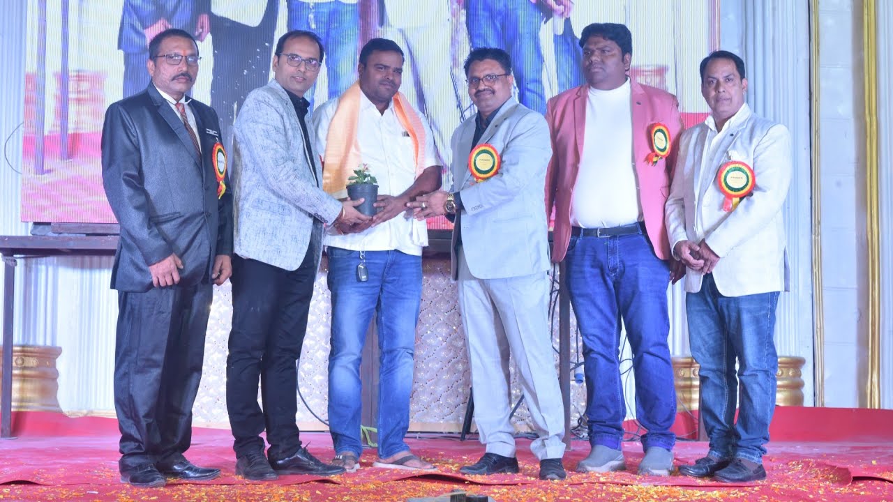 एक अमीर इंसान भूख की कीमत क्या जाने.हमें खाना को कभी फेंकना नहीं चाहिए।