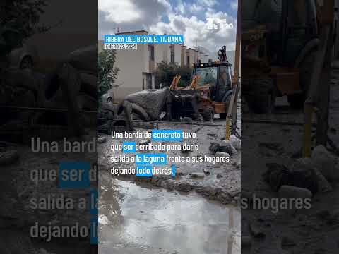 Vecinos en Tijuana limpian el lodazal que dejaron las lluvias torrenciales del lunes