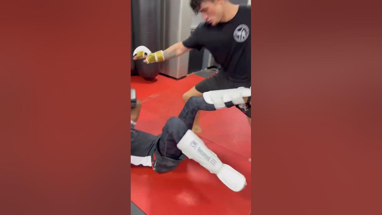 Caught slacking 😴 sweep kickboxingsweep mma mmasweep roundkick 