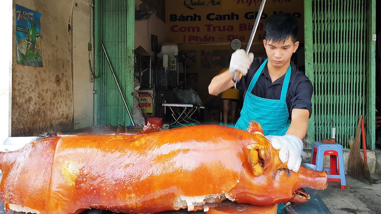 Street food The Master Has The Skill Of Cutting Giant Roast Pork