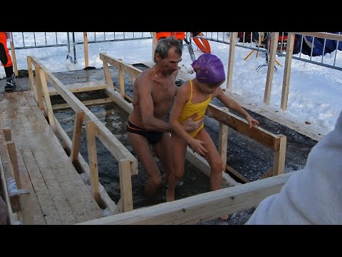 Children bathe for Epiphany too! Tsaritsyno-2022. / Дети на Крещение тоже купаются! Царицыно-2022.