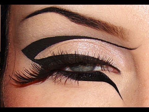 Gold And Black Graphic Liner · How To Create A Graphic Liner Look · Beauty  on Cut Out + Keep